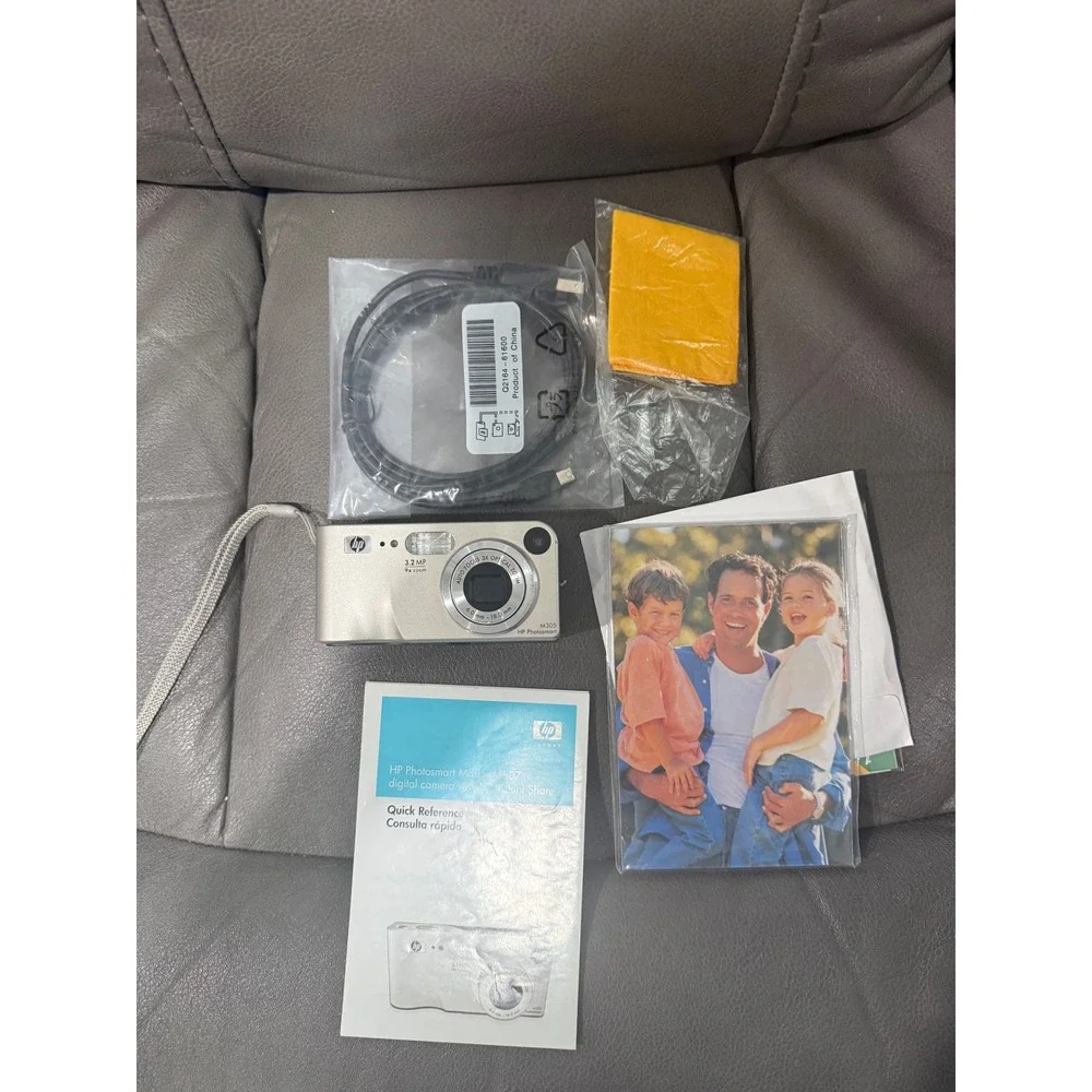 HP Photosmart M305 3.2 MP Digital Camera Silver‎ 3x Optical Zoom